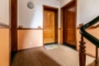 Ruhig und Zentral gelegene 3 Zimmer mit Balkon und Aufzug. - Wohnungstür (rechts)