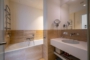 "Elegante City Wohnung mit Balkon und Aufzug in den Kronprinzengärten am Schinkel Pavillion" - Bad / Wanne