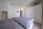 "Elegante City Wohnung mit Balkon und Aufzug in den Kronprinzengärten am Schinkel Pavillion" - Schlafzimmer / Einbauschrank