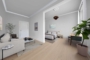"unsanierte 2 Zimmer Altbauwohnung mit Aufzug und Südbalkon im Kollwitzkiez" - Beispiel Wohnzimmer renoviert