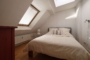 "Vermietete 85 m² Altbauwohnung mit Balkon und ausgebauten 63 m² DG am Preussenpark in Wilmersdorf" - DG Schlafzimmer
