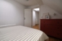 "Vermietete 85 m² Altbauwohnung mit Balkon und ausgebauten 63 m² DG am Preussenpark in Wilmersdorf" - DG Schlafzimmer