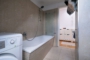 "Vermietete 85 m² Altbauwohnung mit Balkon und ausgebauten 63 m² DG am Preussenpark in Wilmersdorf" - DG Badezimmer
