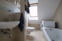 "Vermietete 85 m² Altbauwohnung mit Balkon und ausgebauten 63 m² DG am Preussenpark in Wilmersdorf" - DG Badezimmer