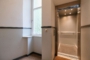 "Freie Altbauwohnung, 2 Zimmer, Balkon und Aufzug an der U Bahn Eberswalder Str. / P-Berg" - Aufzug