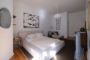 "Freie Altbauwohnung, 2 Zimmer, Balkon und Aufzug an der U Bahn Eberswalder Str. / P-Berg" - Zimmer
