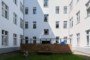 "Helle und ruhige 2 Zimmer Altbauwohnung mit Balkon am Arnimplatz" - Innenhof