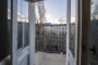 "unsanierte 2 Zimmer Altbauwohnung mit Aufzug und Südbalkon im Kollwitzkiez" - Blick zum Balkon