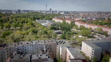 „Sanierte Bauhaus Architektur Wohnung mit Loggia im Prenzlauer Berg, möbliert mit Küche“, 10407 Berlin, Etagenwohnung