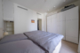 "Elegante City Wohnung mit Balkon und Aufzug in den Kronprinzengärten am Schinkel Pavillion" - Schlafzimmer / Einbauschrank