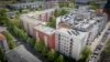 "Sanierte Bauhaus Architektur Wohnung mit Loggia im Prenzlauer Berg, möbliert mit Küche" - Blick zum Haus