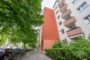 "Sanierte Bauhaus Architektur Wohnung mit Loggia im Prenzlauer Berg, möbliert mit Küche" - Blick zum Haus