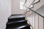 "Sonnige, freie Apartmentwohnung mit Westbalkon und Einbauküche in Nikolassee, bezugsfertig" - Treppenaufgang