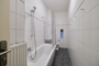 "Mehrfamilienhaus mit 17 WE am Auerpark in F-Hain, aufgeteilt u. kernsaniert 1997" - WE02 Bad