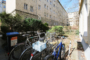 "Mehrfamilienhaus mit 17 WE am Auerpark in F-Hain, aufgeteilt u. kernsaniert 1997" - Vorgarten WE links