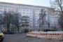 "Mehrfamilienhaus mit 17 WE am Auerpark in F-Hain, aufgeteilt u. kernsaniert 1997" - Kreuzung Löwestr. / Weidenweg