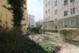 "Mehrfamilienhaus mit 17 WE am Auerpark in F-Hain, aufgeteilt u. kernsaniert 1997" - Vorgarten