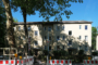 "Sonnige, freie 46 m² Wohnung mit Westbalkon und Einbauküche in Nikolassee, bezugsfertig" - Hausansicht Ost