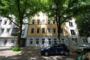 "Wunderschöne, vollständig sanierte EG Altbauwohnung mit Terrasse und grünem Innenhof, Erstbezug" - Hausansicht Straße