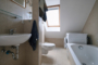 "Vermietete 85 m² Altbauwohnung mit Balkon und ausgebauten 63 m² DG am Preussenpark in Wilmersdorf" - DG Bad