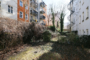 "MFH mit 17 WE am Auerpark in F-Hain, aufgeteilt u. kernsaniert 1997, 2 WE frei zum direktverkauf" - Blick auf die Fassde der Rückseite