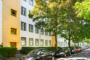 "Freie und helle Altbauwohnung am Lauenburger Platz, unsaniert" - Fassade Straße