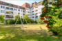 "Bezugsfreie Maisonette mit zwei Balkonen, Gäste-WC und TG-Stellplatz (optional) nah am See" - Innenhof