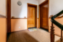 Ruhig und Zentral gelegene 3 Zimmer mit Balkon und Aufzug. - Wohnungstür (rechts)